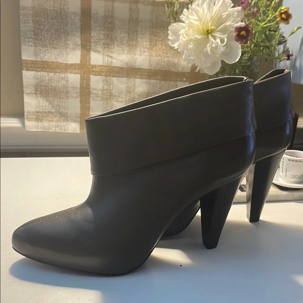 Pour La Victoire Gray Heeled Boots with Curved Heel - Picture 15 of 16
